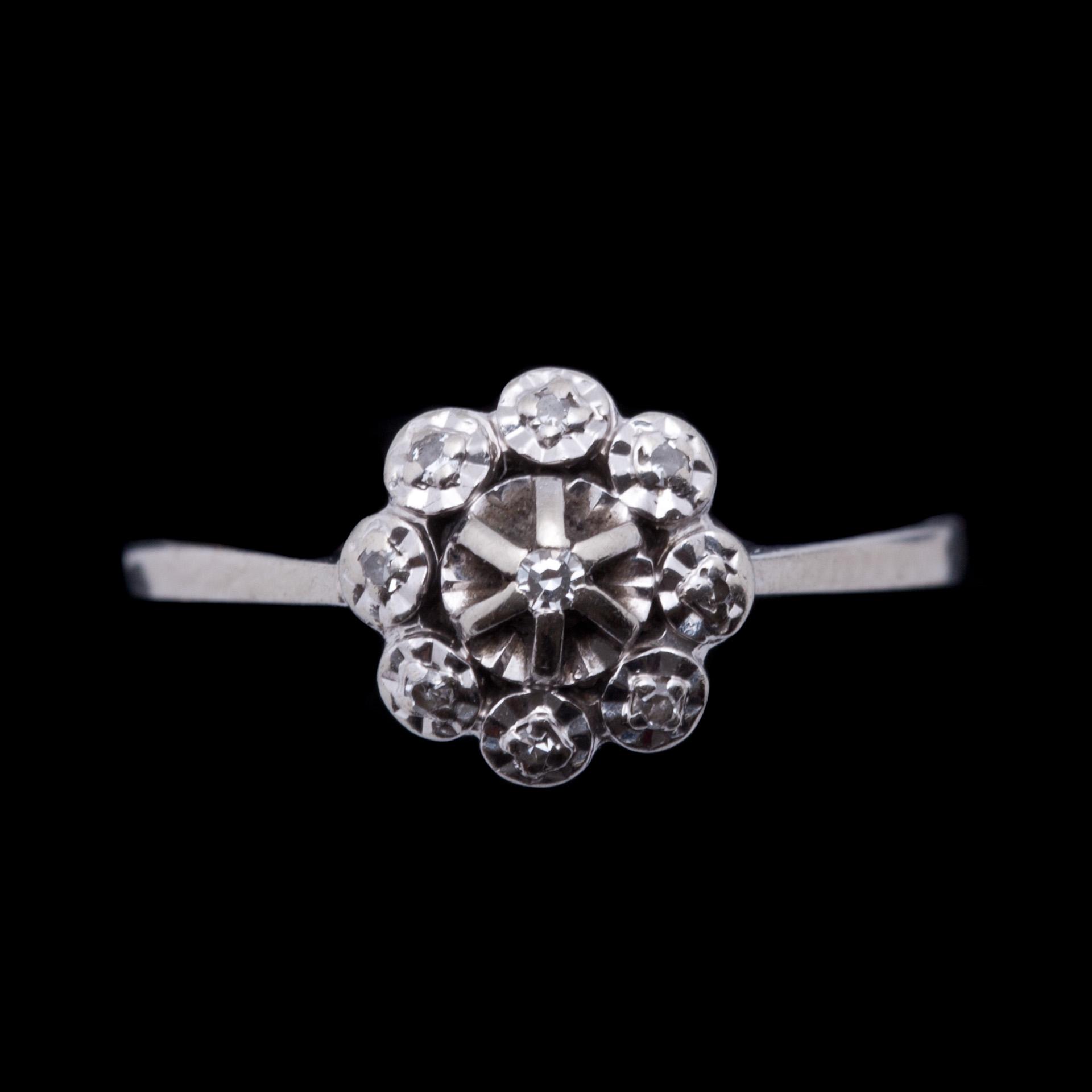 RING, 14k vitguld med små diamanter tot ca 0,05 ct. Vikt ca 1,5 g.