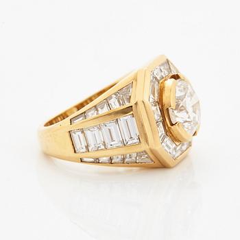 An 18K gold ring set with a round brilliant-cut diamond 3.01 cts.