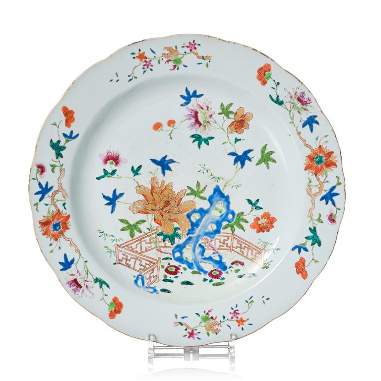 A famille rose charger, Qing dynasty, Qianlong (1736-95).