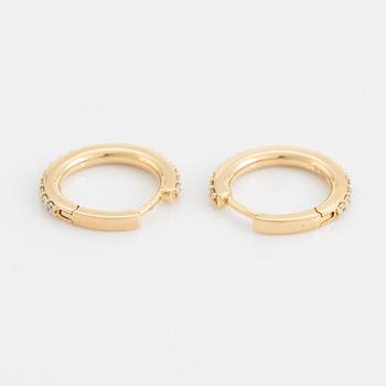 Örhängen kreoler med briljantslipade diamanter.