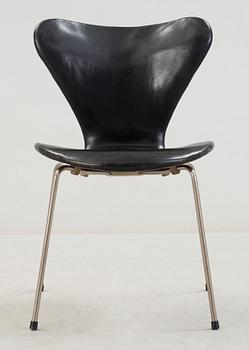 STOL, "Sjuan", Arne Jacobsen, Fritz Hansen, formgiven 1955.