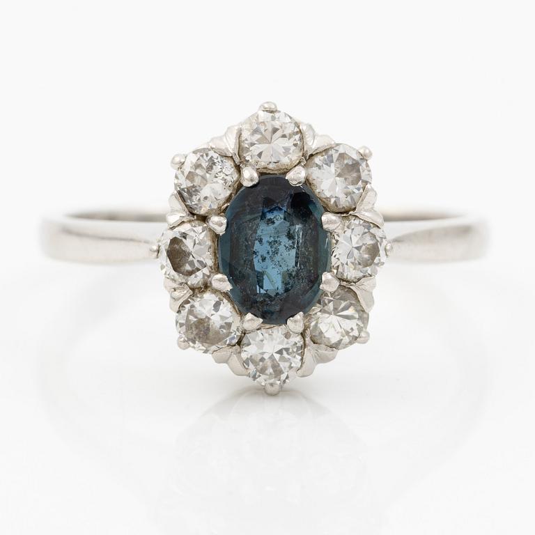 Ring, carmosé, platina med safir och briljantslipade diamanter.