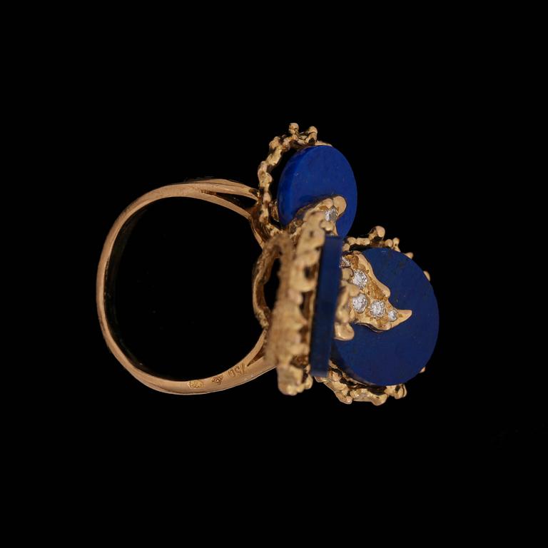 A lapis lasuli ring set with brilliant cut diamonds, total carat weight circa 0.68 ct.