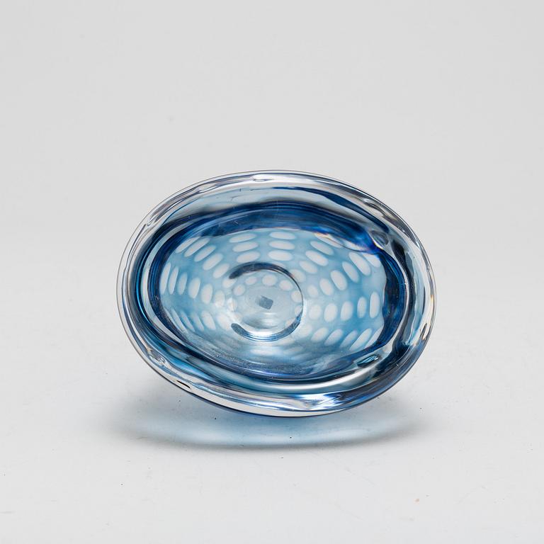 VICKE LINDSTRAND, a glass vase, Kosta Boda.