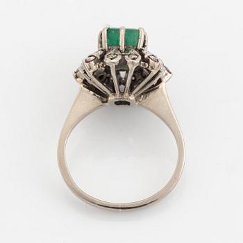 Ring med smaragd och diamanter.