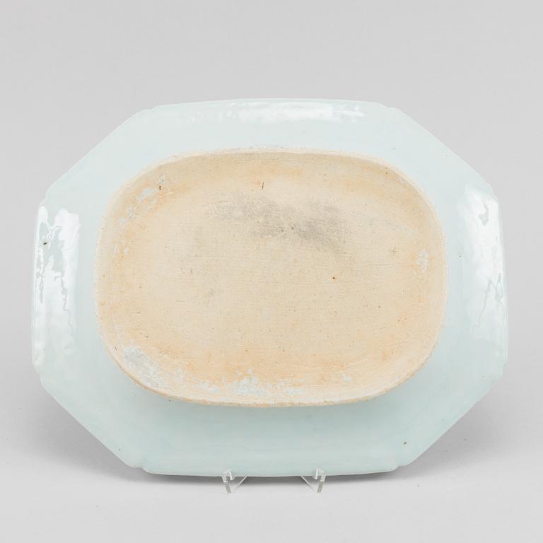 A blue and white dish and two soup dishes, Qing dynasty, Qianlong (1736-95).