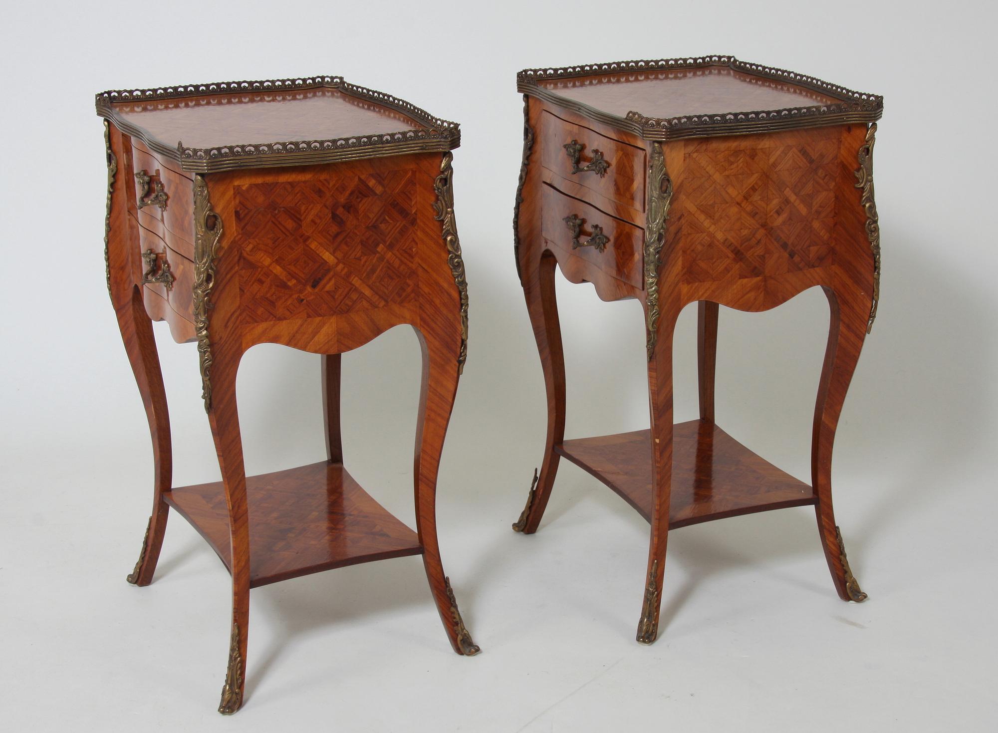 BYRÅAR, ett par, rokokostil.