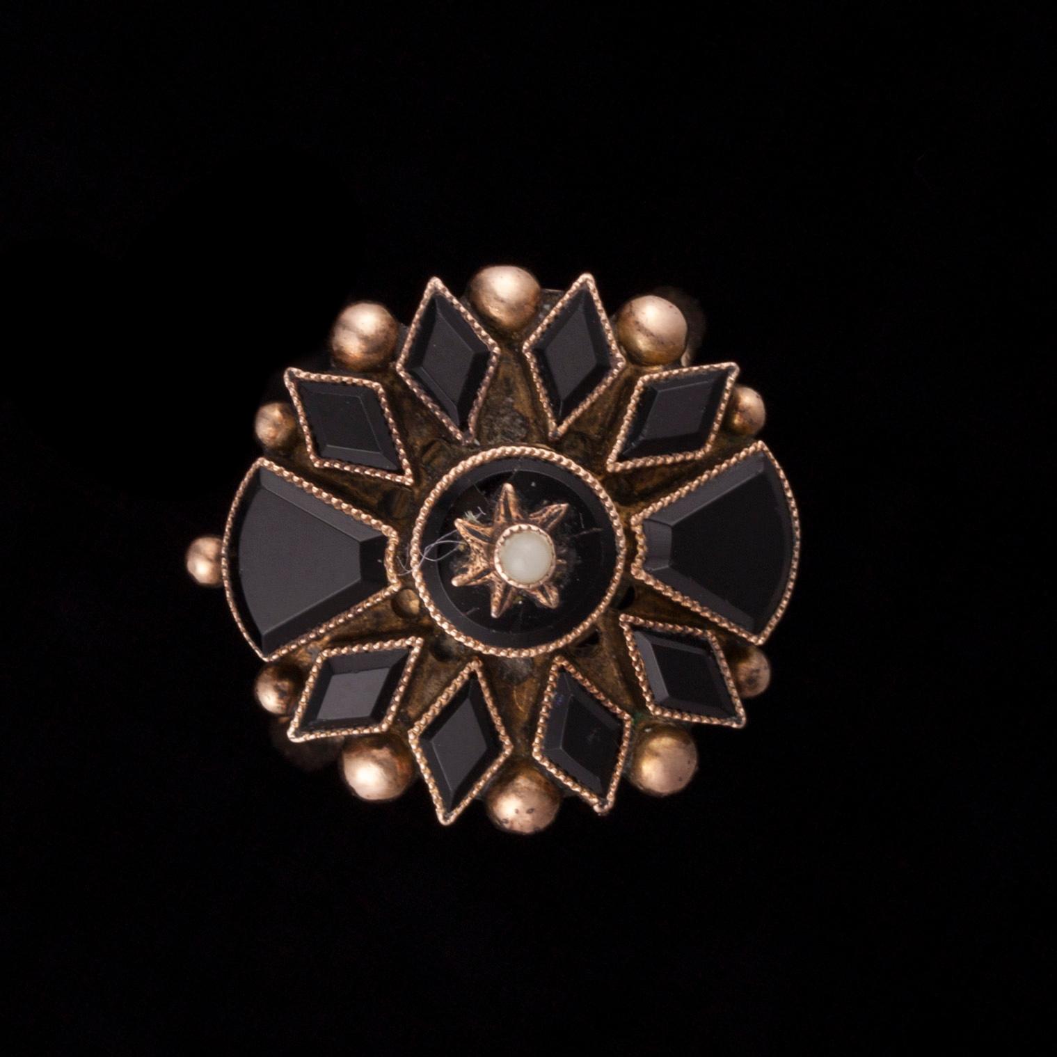 SMYCKESSET, örhängen, ring och brosch, 10K guld, små pärlor. Sorgesmycken, början av 1900-talet. Vikt ca 11,8 g.