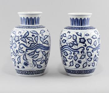 VASER, 2 st snarlika, porslin, Kina, modern tillverkning.