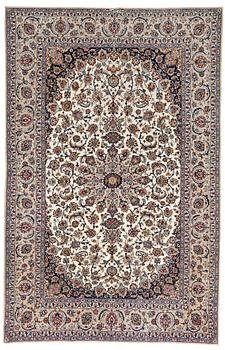 318. MATTO, an old Esfahan, with an inscription: Davari, ca 318,5 x 206,5 cm.