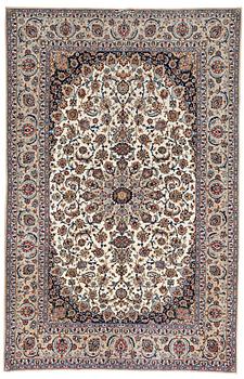 318. A CARPET, an old Esfahan, with an inscription: Davari, ca 318,5 x 206,5 cm.