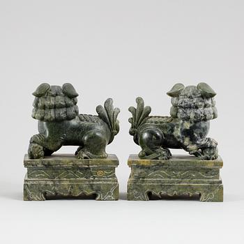 FIGURER, 1 par, grön sten, Kina, 1900-talets andra hälft.