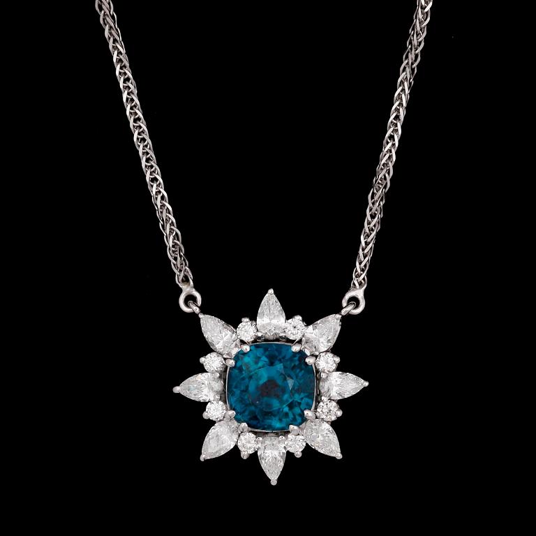 HÄNGSMYCKE, blå fasettslipad zirkon med dropp- och briljantslipade diamanter, tot. ca 0.90 ct.