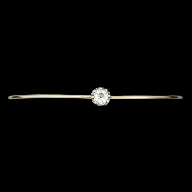 ARMRING, 18k guld samt antikslipad diamant ca 0.5 ct. Vikt ca 7,2 gram.