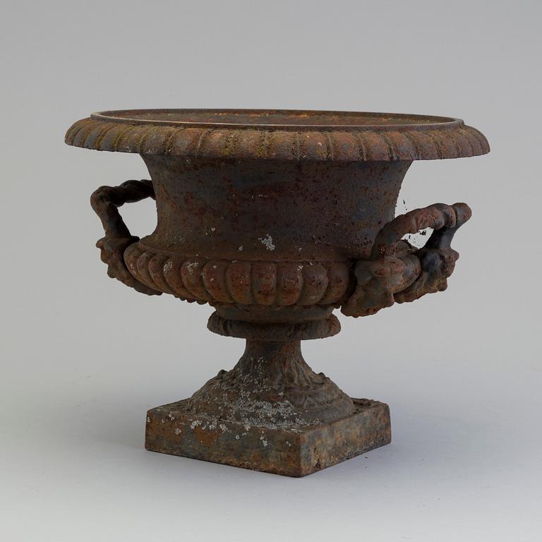 TRÄDGÅRDSURNA, gjutjärn, omkring 1900.