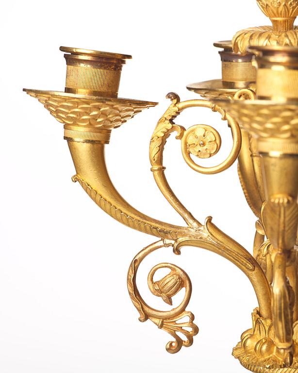 KANDELABRAR ett par för fem ljus, sign Rabiat, bronsmakare verksam i Paris 1756-1815, Frankrike ca 1810, empire.
