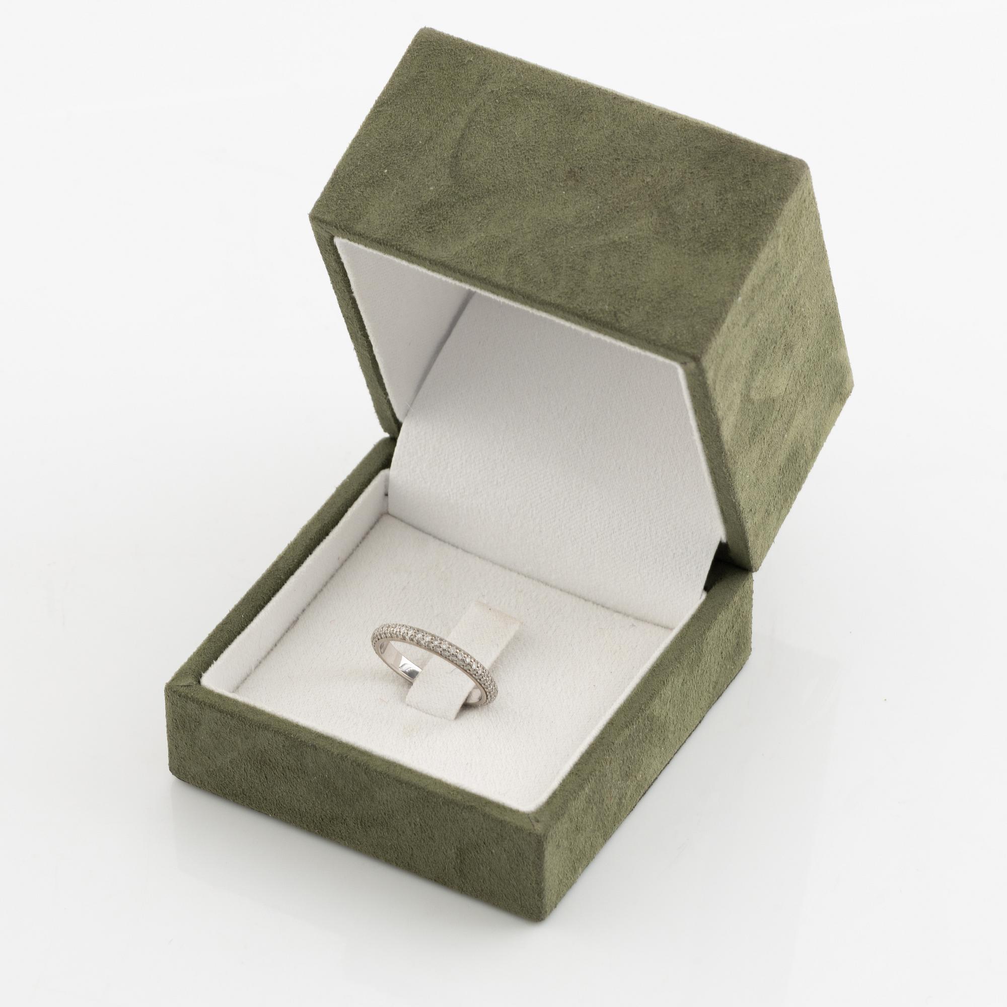 An Engelbert ring "Petite Pavé".