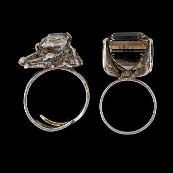 RINGAR, 2 st, silver med sten resp glas, 1975.