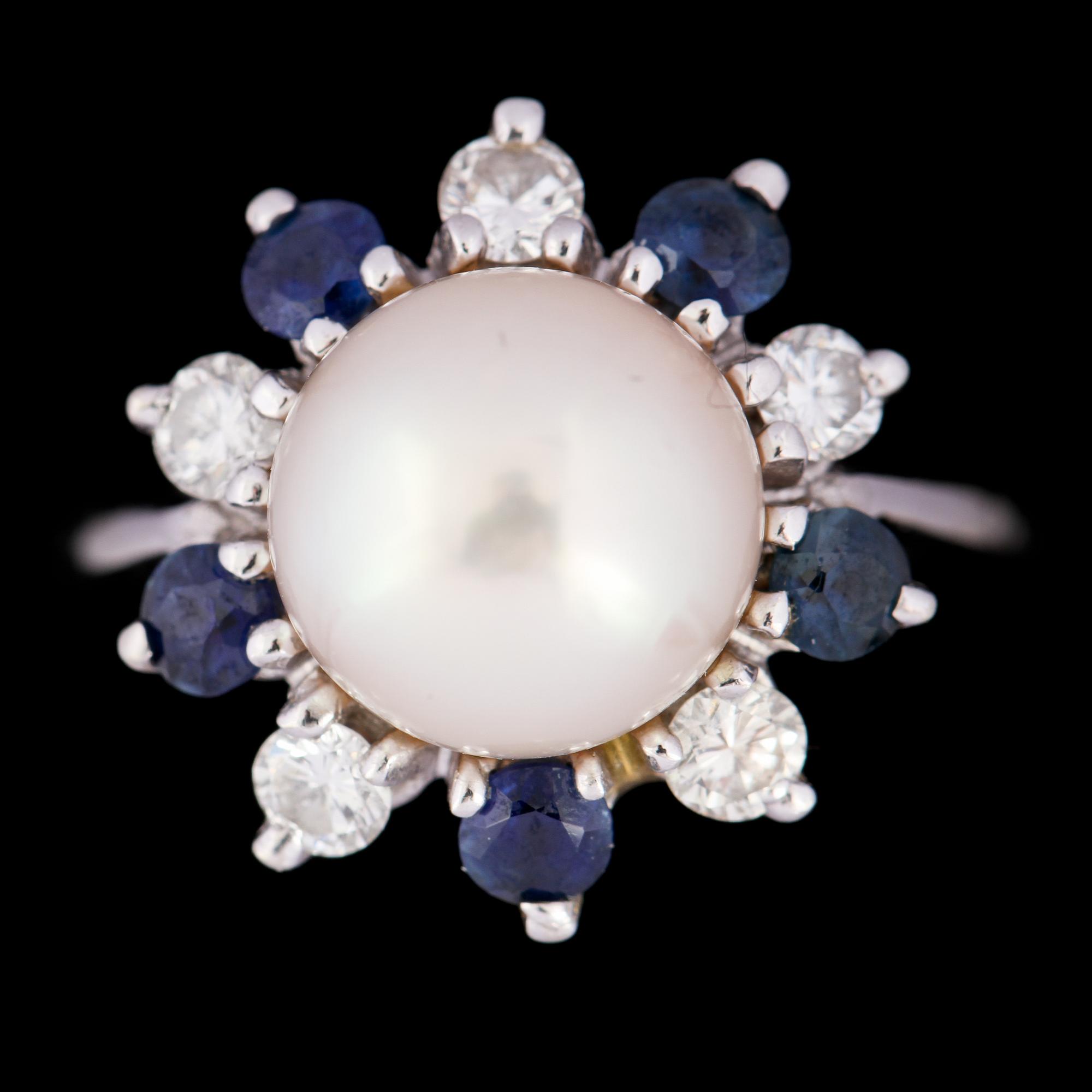 RING, 14K vitguld med odlad pärla, 5 fasettslipade blå safirer samt 5 briljantslipade diamanter, ca 0.35 ct. Vikt 4,9 g.
