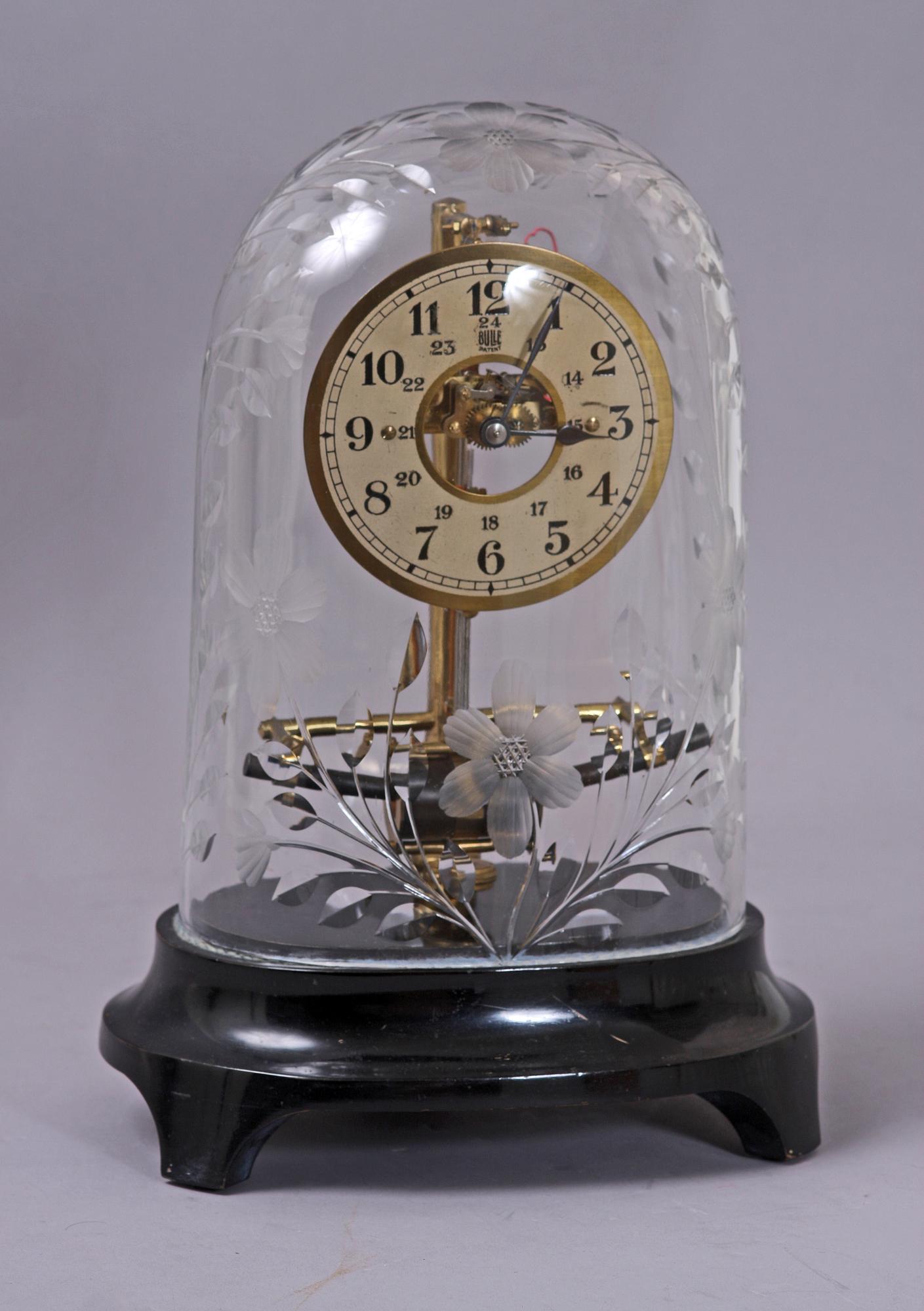 BORDSUR MED GLASHUV. Bulle Patent, omkring 1900.