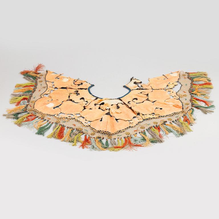 An embroidered silk collar, China, early 20th Century.