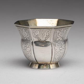 A Baltic 18th century parcel-gilt silver vodka-cup, mark of Ludolf Lüders, Narva (1726-1745).