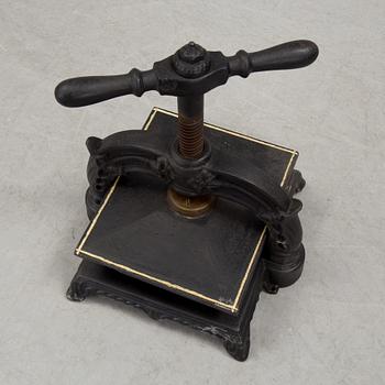 A cast iron bookbinders press from around year 1900.