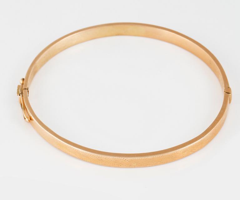 ARMRING, 18K guld, otydligt stämplar. Vikt 8,3 gram.