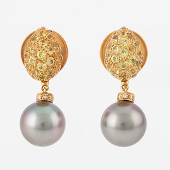 A pair of earrings in 18K gold with cultured pearls, yellow sapphires, and round brilliant-cut diamonds.