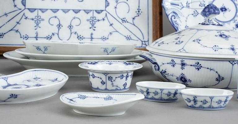 SERVIS, 96 delar, porslin, "Musselmalet", Royal Copenhagen, 1900-talets andra hälft.