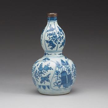 A blue and white vase, Ming dynasty, Wanli (1573-1620).