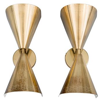 69. Paavo Tynell, A SET OF TWO WALL LAMPS.