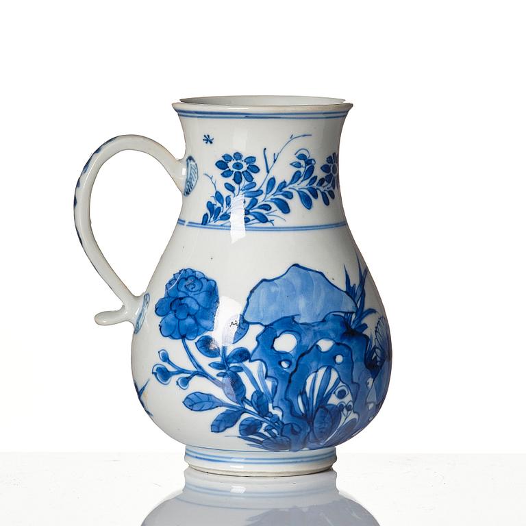 A blue and white ewer, Qing dynasty, Kangxi (1662-1722).