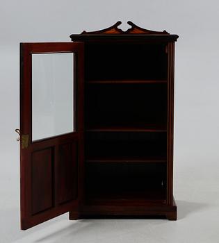 VITRINSKÅP, omkring sekelskiftet 1900.