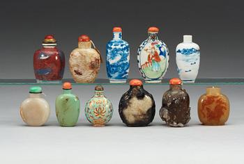 SNUSFLASKOR, 11 stycken, porslin och sten. Sen Qing dynastin respektive 1900-talets första hälft.