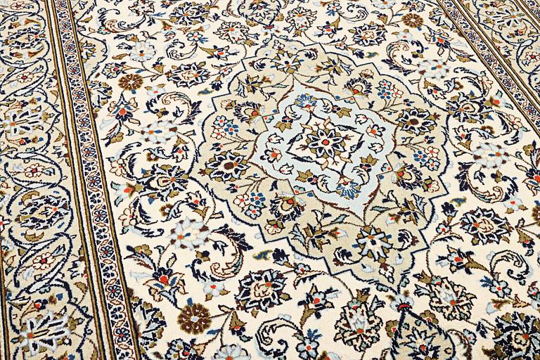 A Kashan carpet, a. 254 x 145 cm.