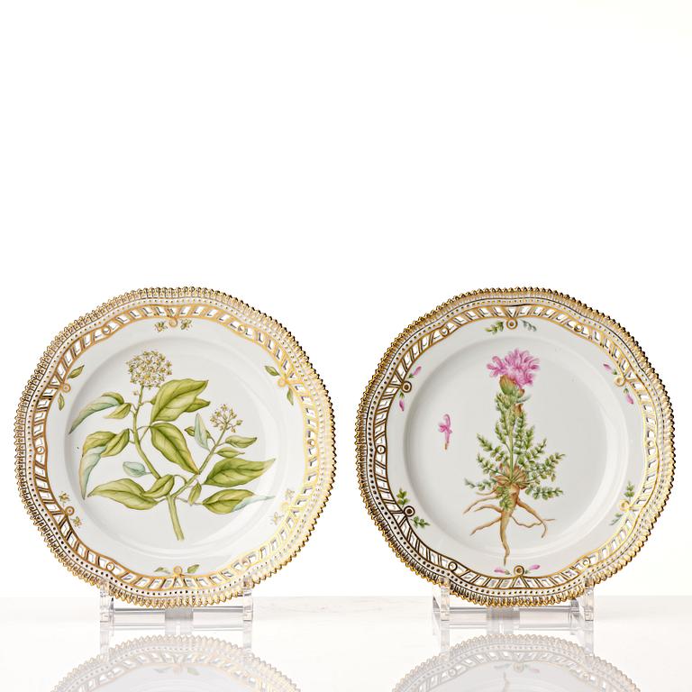 Desserttallrikar, fem stycken, porslin. Royal Copenhagen, "Flora Danica", Danmark, 1900-tal.