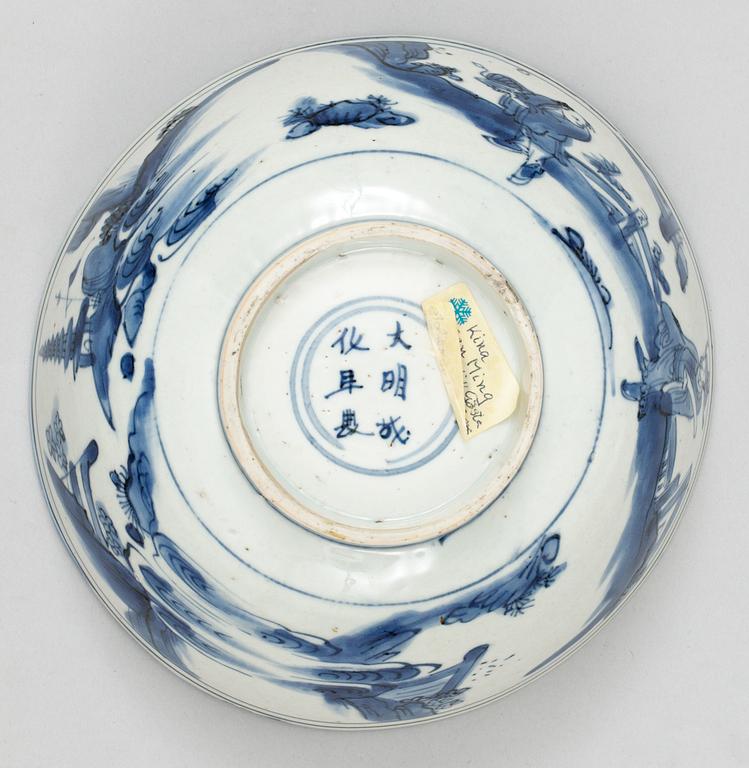 A blue and white bowl, Ming dynasty, 17th Century with Chenghua´s mark.