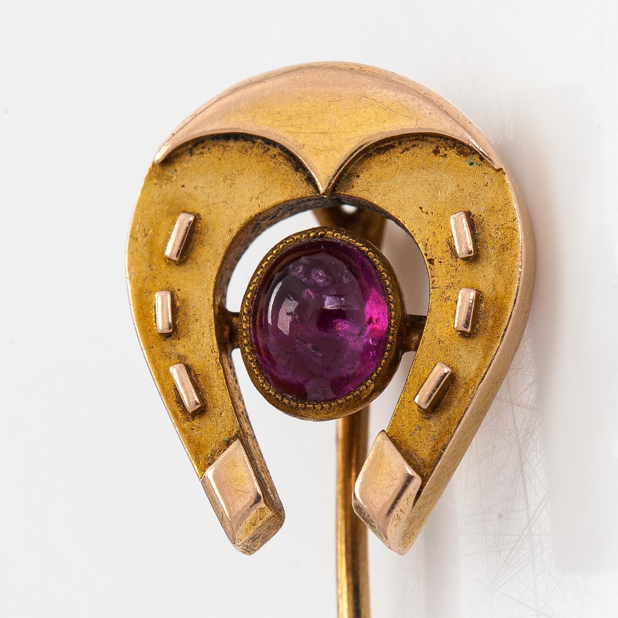 Tie pin, cabochon-cut amethyst, 14K gold.