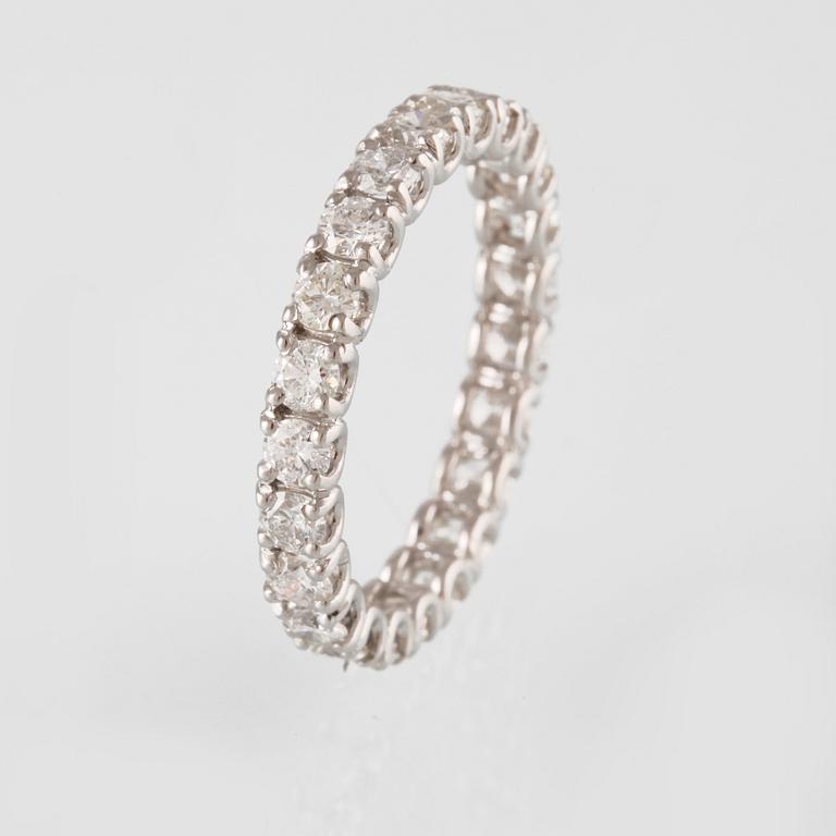 RING, 18K guld med briljantslipade diamanter ca 1.93 ct. Vikt 2,8 gram.