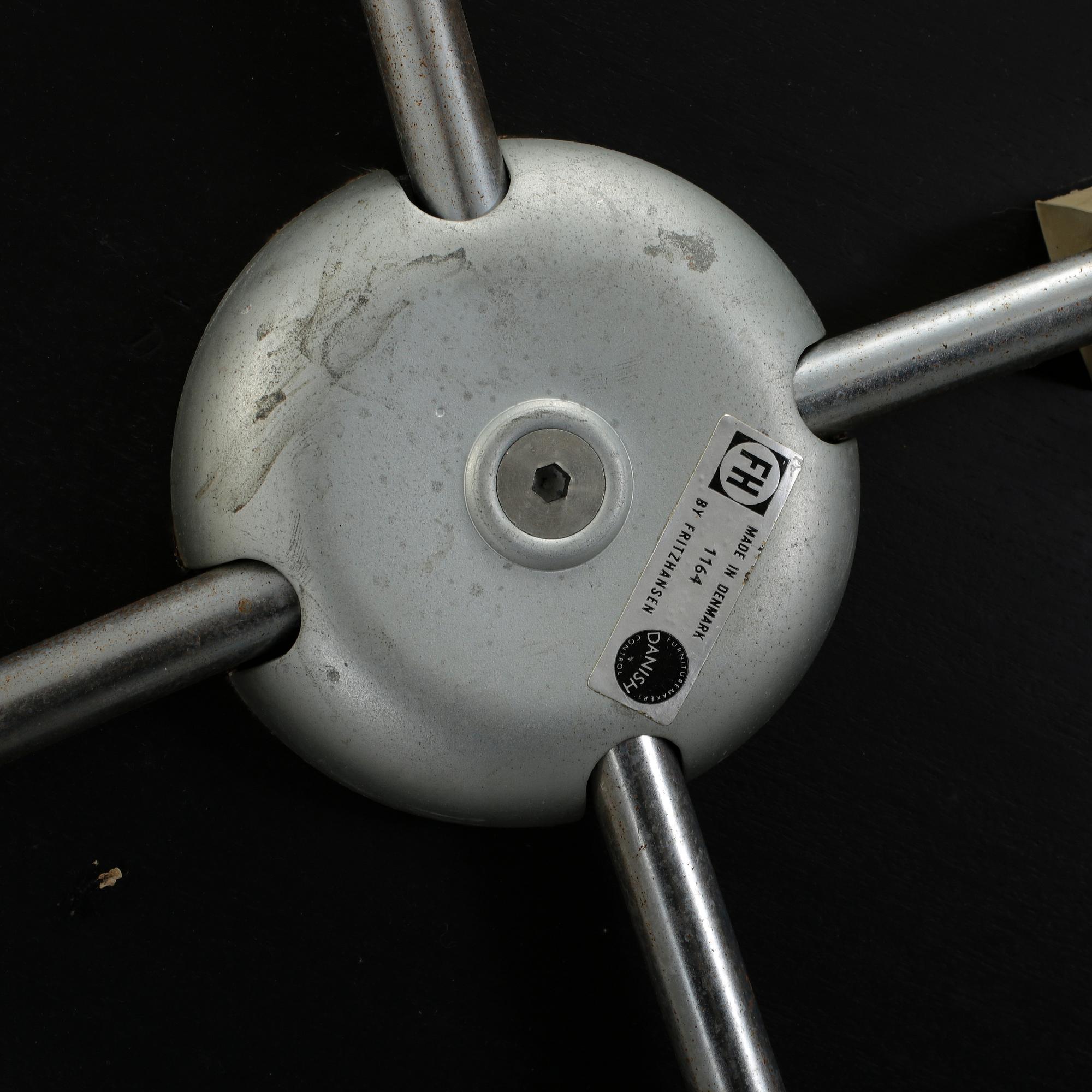 STOLAR, ett par, "Sjuan", Arne Jacobsen, Fritz Hansen.