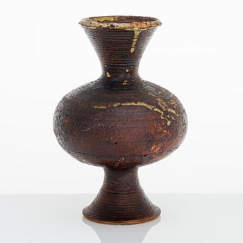 KYLLIKKI SALMENHAARA,  A vase signed KS. Arabia.