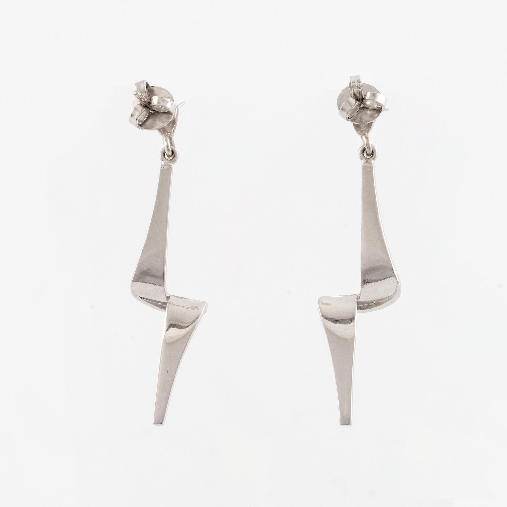 18K white gold and brilliant cut diamond earrings, Alton.