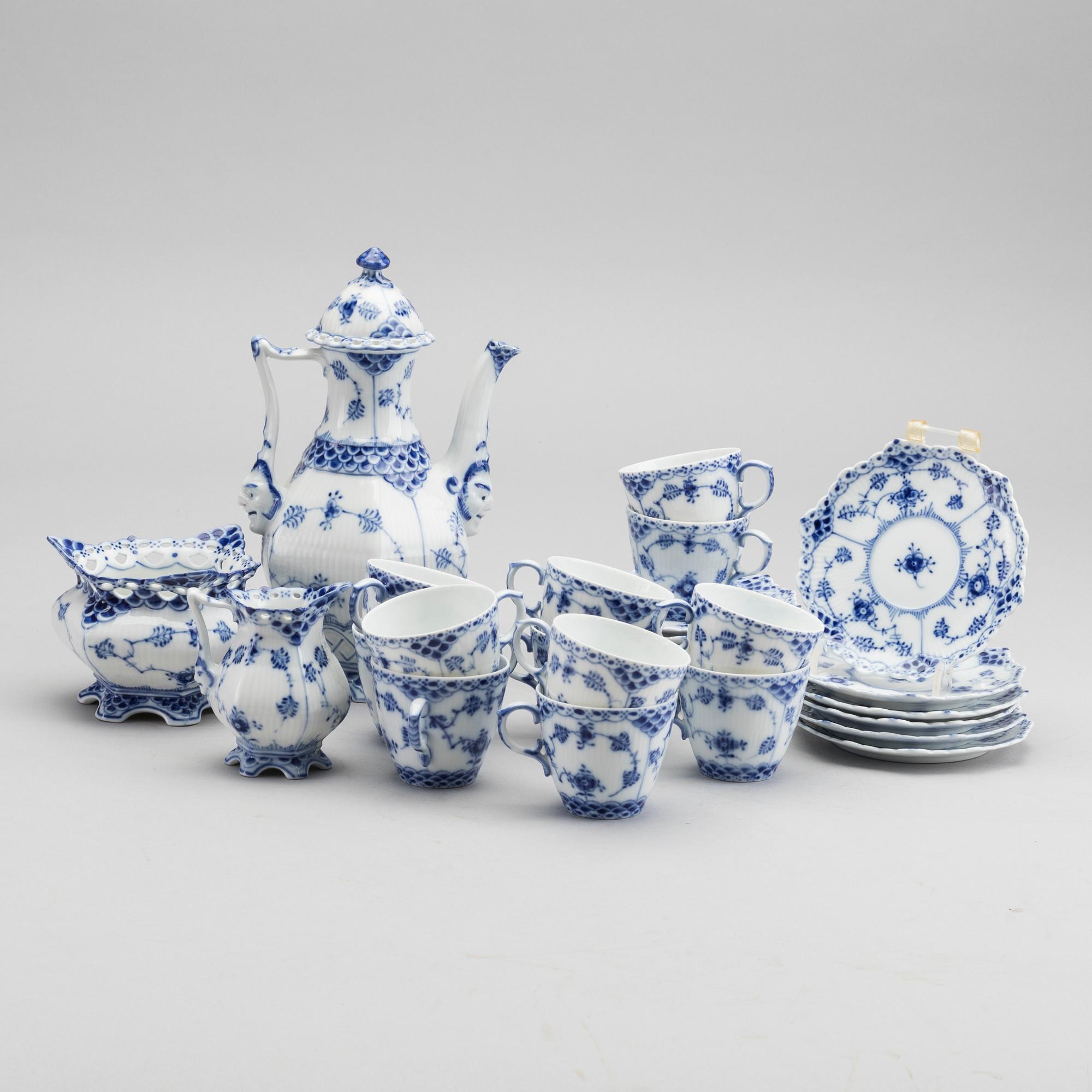 DINNERWARE, 15 pieces, "Musselmalet", Royal Copenhagen.