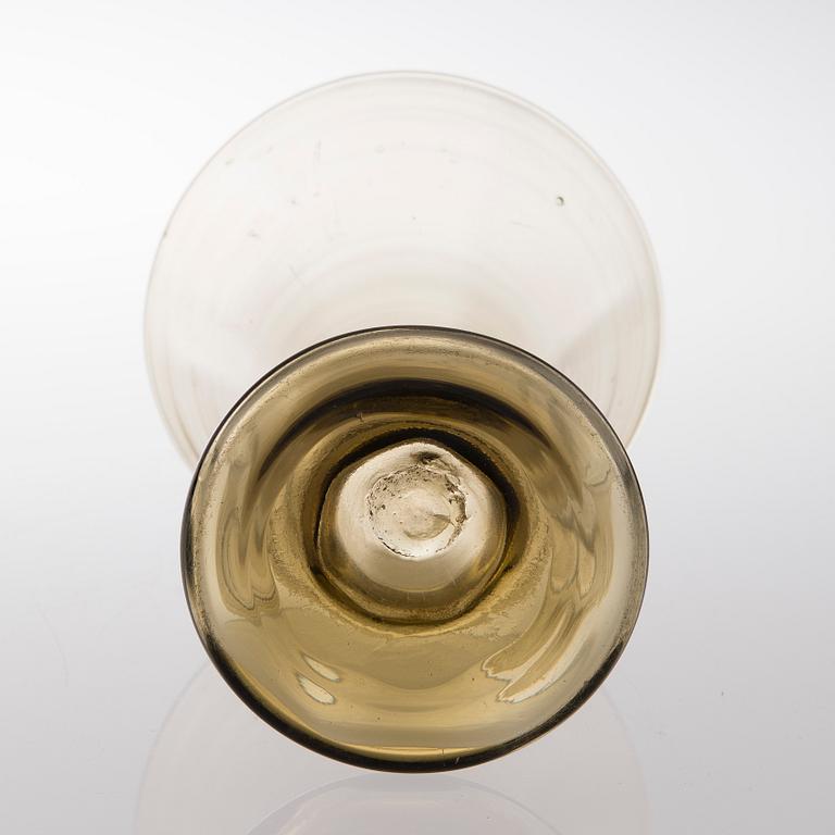 AN EARLY 20TH CENTURY GLASS VASE.