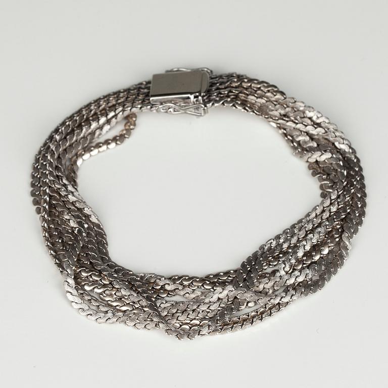 ARMBAND, 9-radigt. 18K vitguld. Mellaneuropa 1960-tal. Längd 19 cm, vikt 50 g.