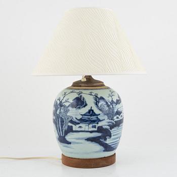 A blue and white Chinese jar / table lamp, Qing dynasty, 19th century.