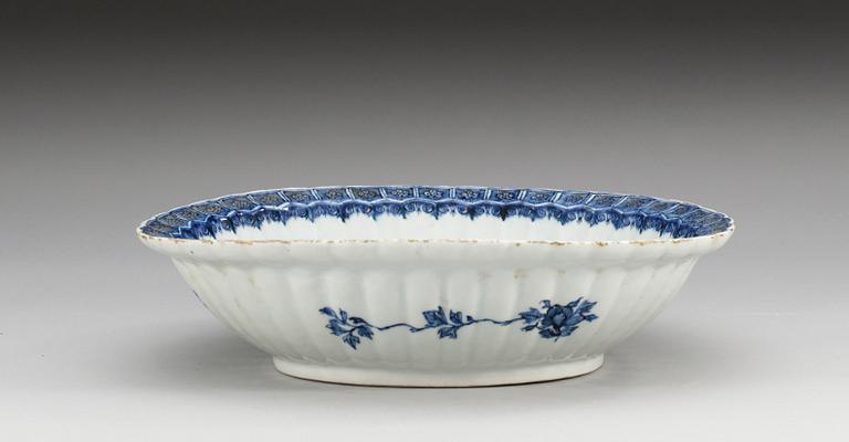 A blue and white basin, Qing dynasty, Qianlong (1736-95).