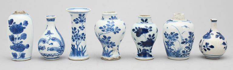 PARTI MINIATYRVASER, 7 st, porslin, Kina 1700-tal.