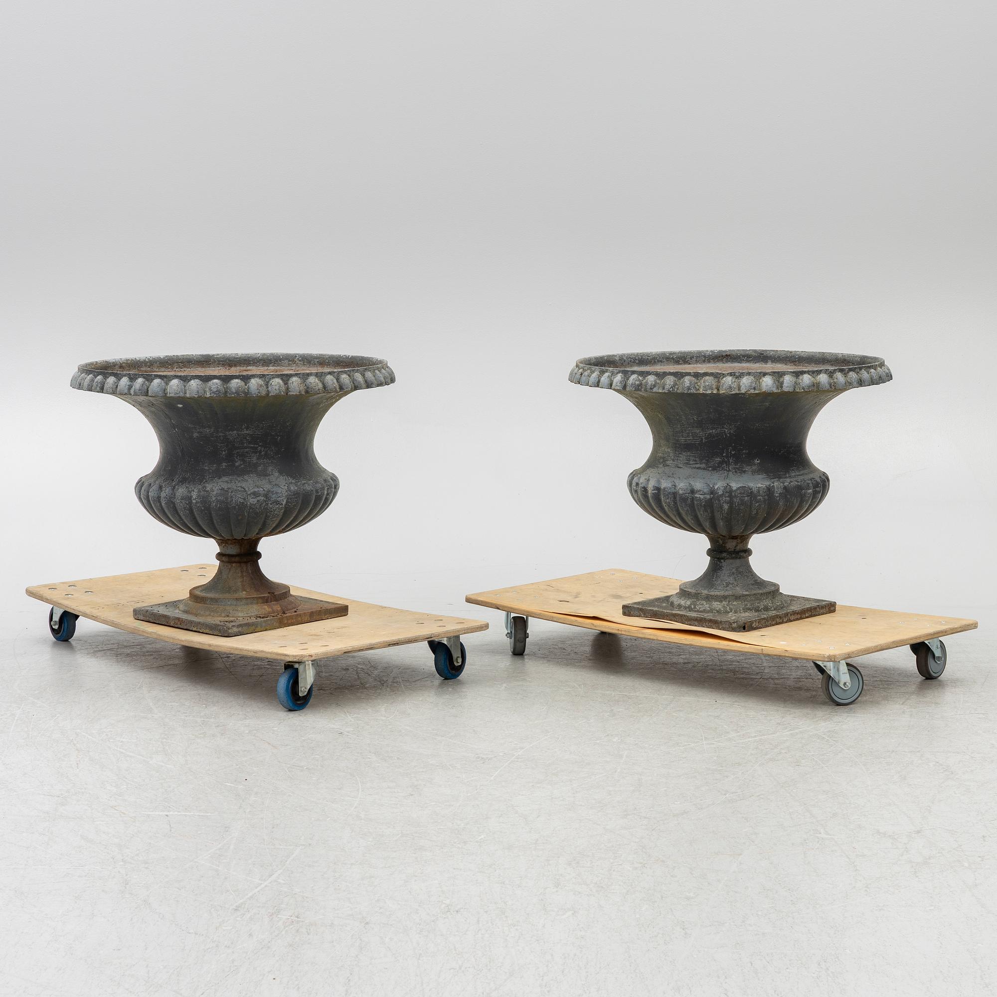 Garden urns, a pair, 20th century.